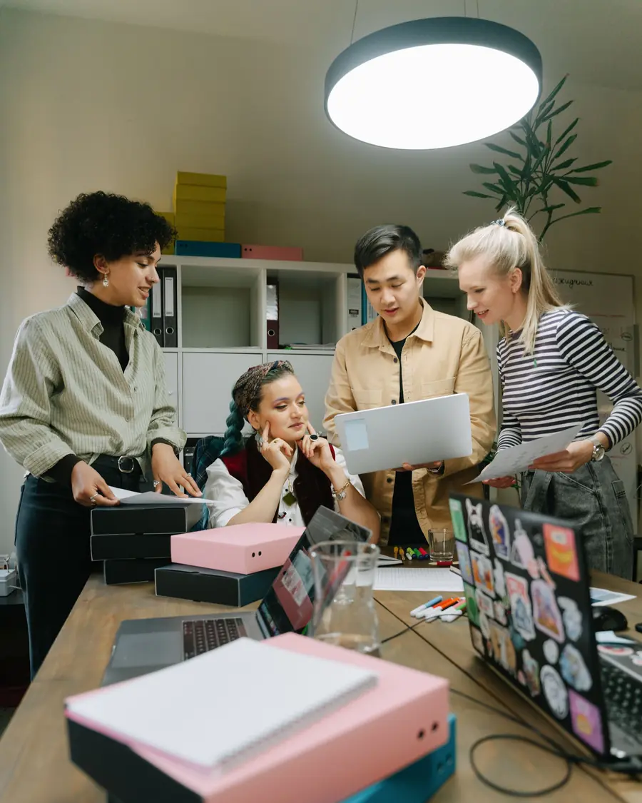 Delivery manager running a daily huddle with an outsourced customer support team